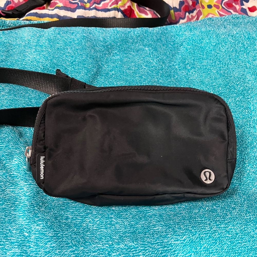 Lululemon everywhere belt bag